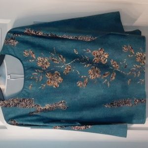 Very pretty top. Size M. NWT. Abilvia